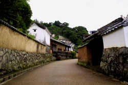 城下町の封建的な気風の中で抑圧されて育った