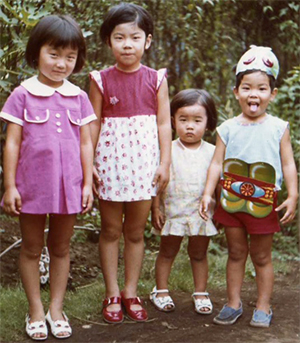 一番右の仮面ライダーが加賀田氏　２歳年上のお姉さま・近所の子と一緒に（左から２人目がお姉さま） 
