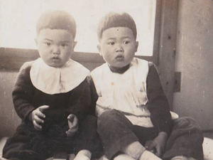 幼少時代の藤森氏（右）1歳年下の弟さんとはまるで双子のよう